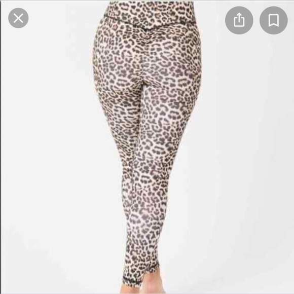 Zyia scrunch butt leopard leggings size 6-8 - Picture 2 of 5
